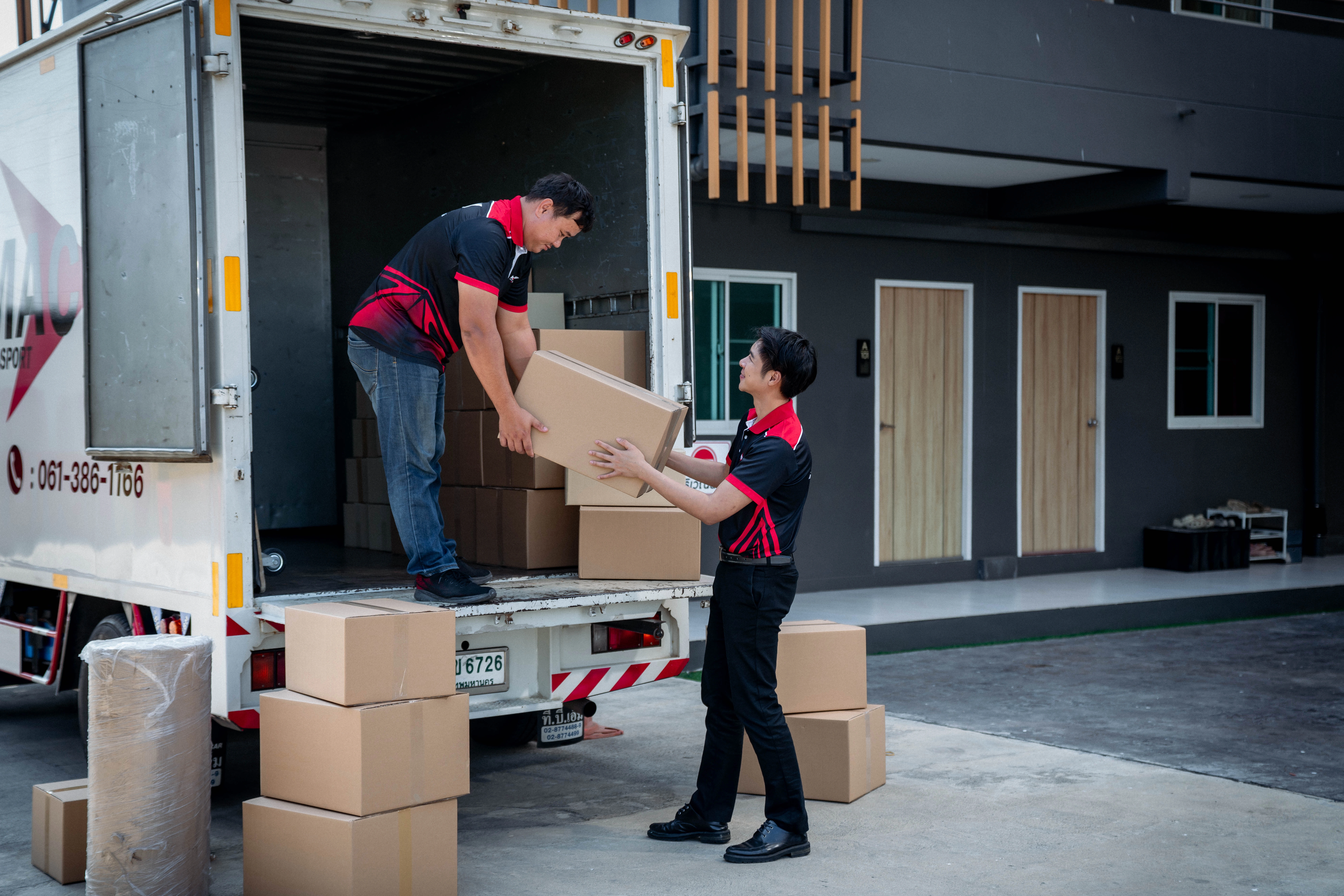 พนักงาน MacX Transport รับจ้างขนของ ส่งกล่องสินค้าขึ้นรถขนส่ง บริการขนของย้ายบ้าน