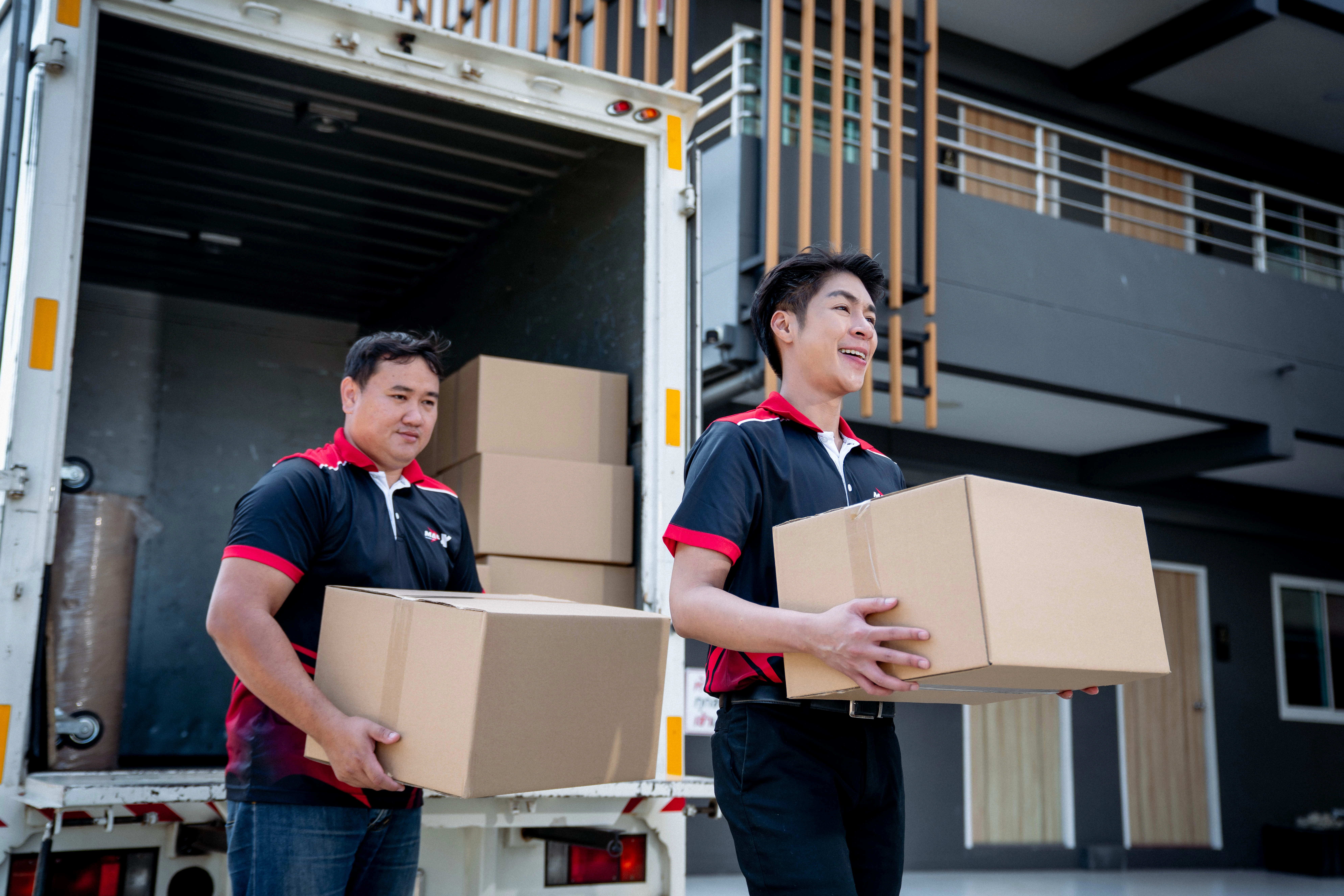 พนักงาน MacX Transport พร้อมให้บริการรับจ้างขนของ ขนของย้ายบ้าน มืออาชีพ