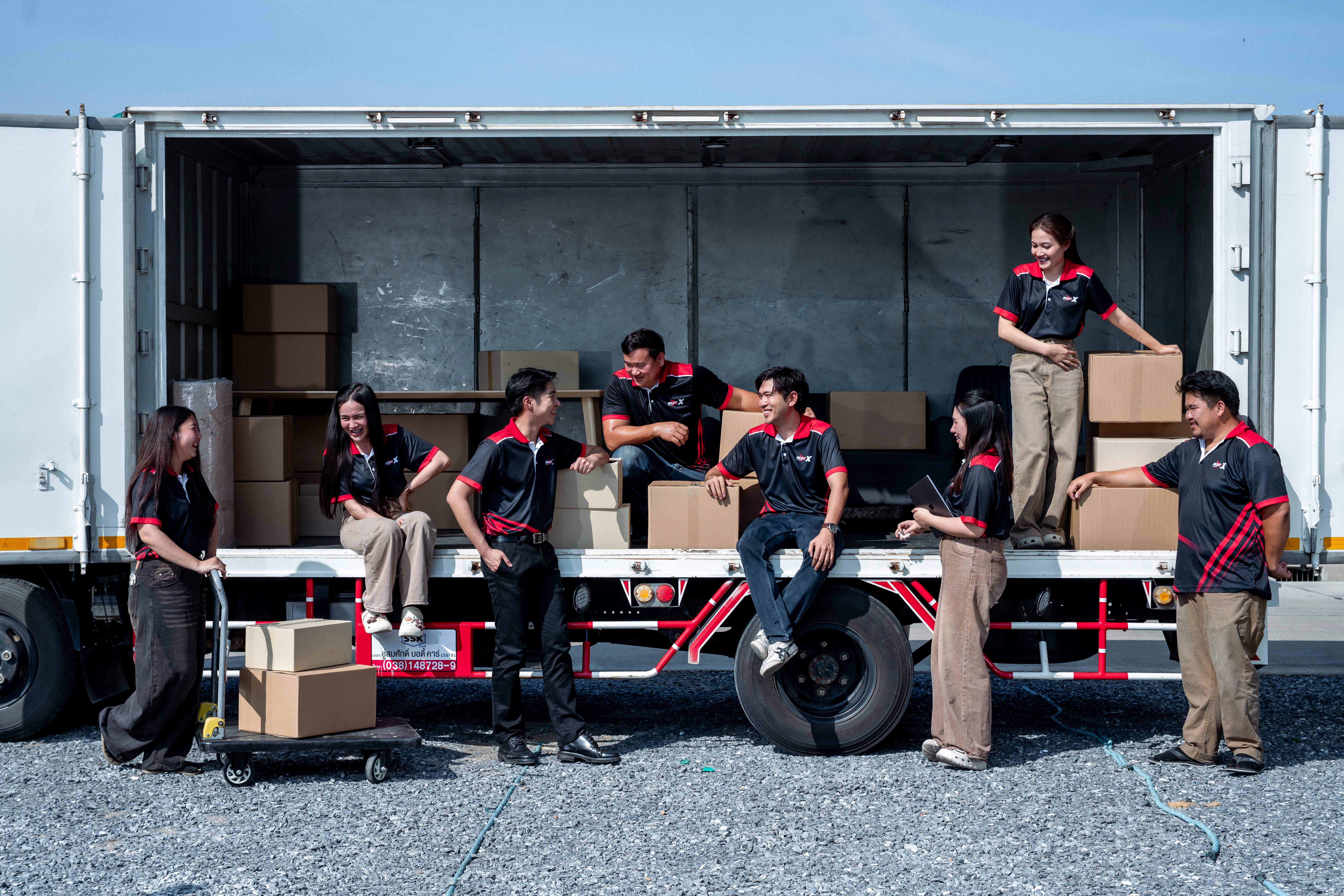 ทีมงาน MacX Transport รับจ้างขนของ ขนของย้ายบ้าน พนักงานมืออาชีพพร้อมให้บริการ
