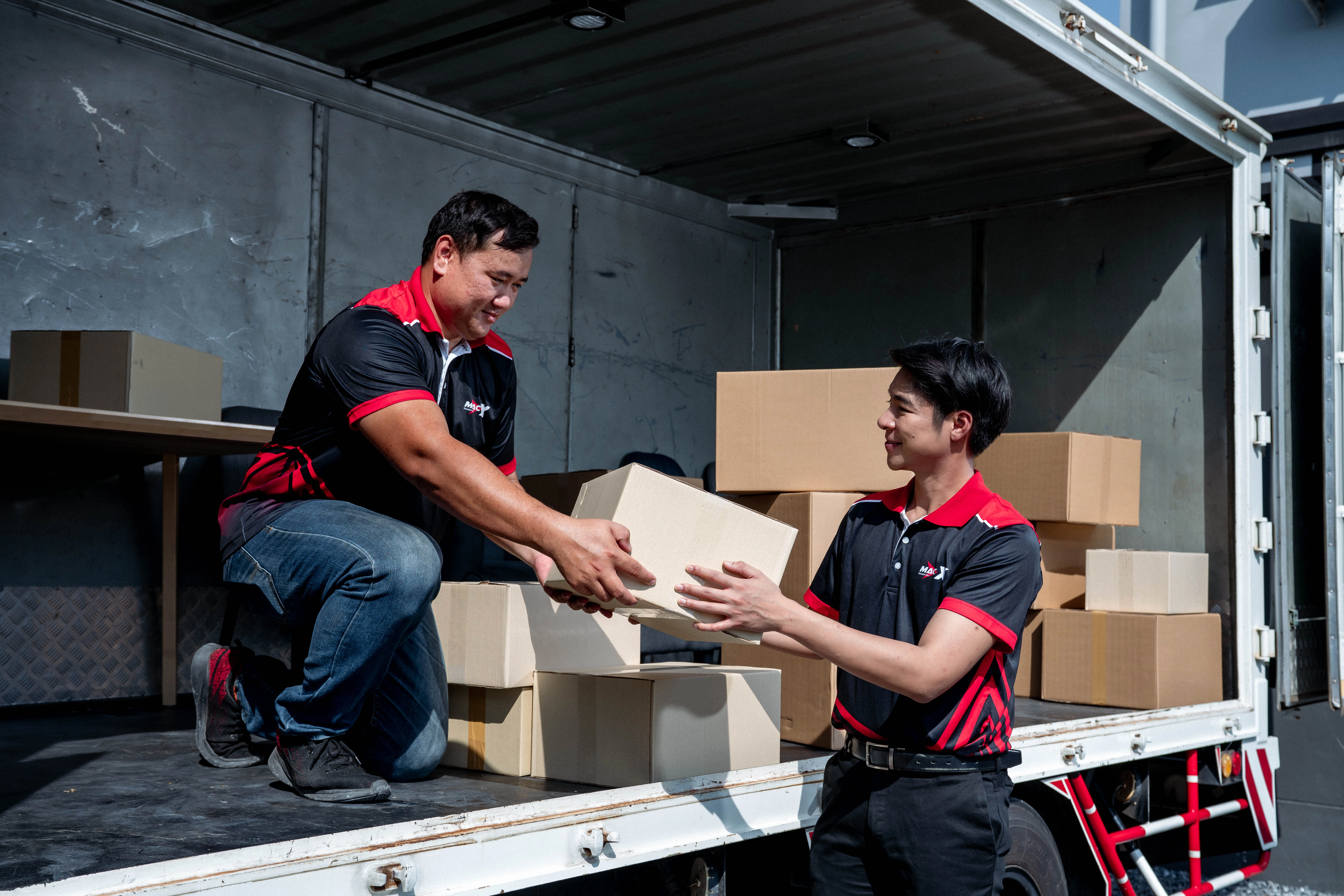 พนักงาน MacX Transport ส่งกล่องสินค้า รับจ้างขนของอย่างระมัดระวัง บริการขนย้ายมืออาชีพ