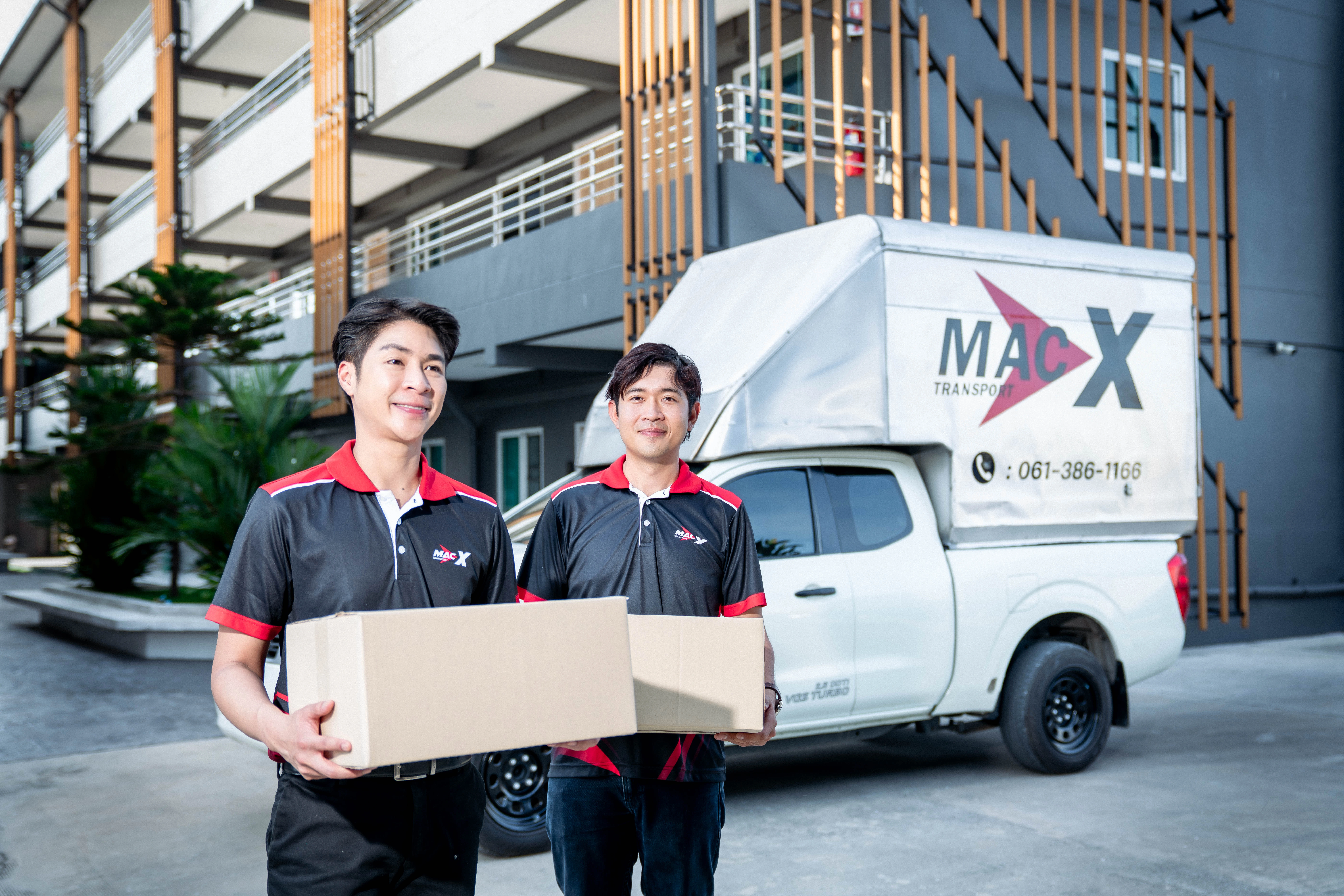 พนักงาน MacX Transport หน้ารถกระบะรับจ้าง พร้อมให้บริการขนของย้ายบ้าน