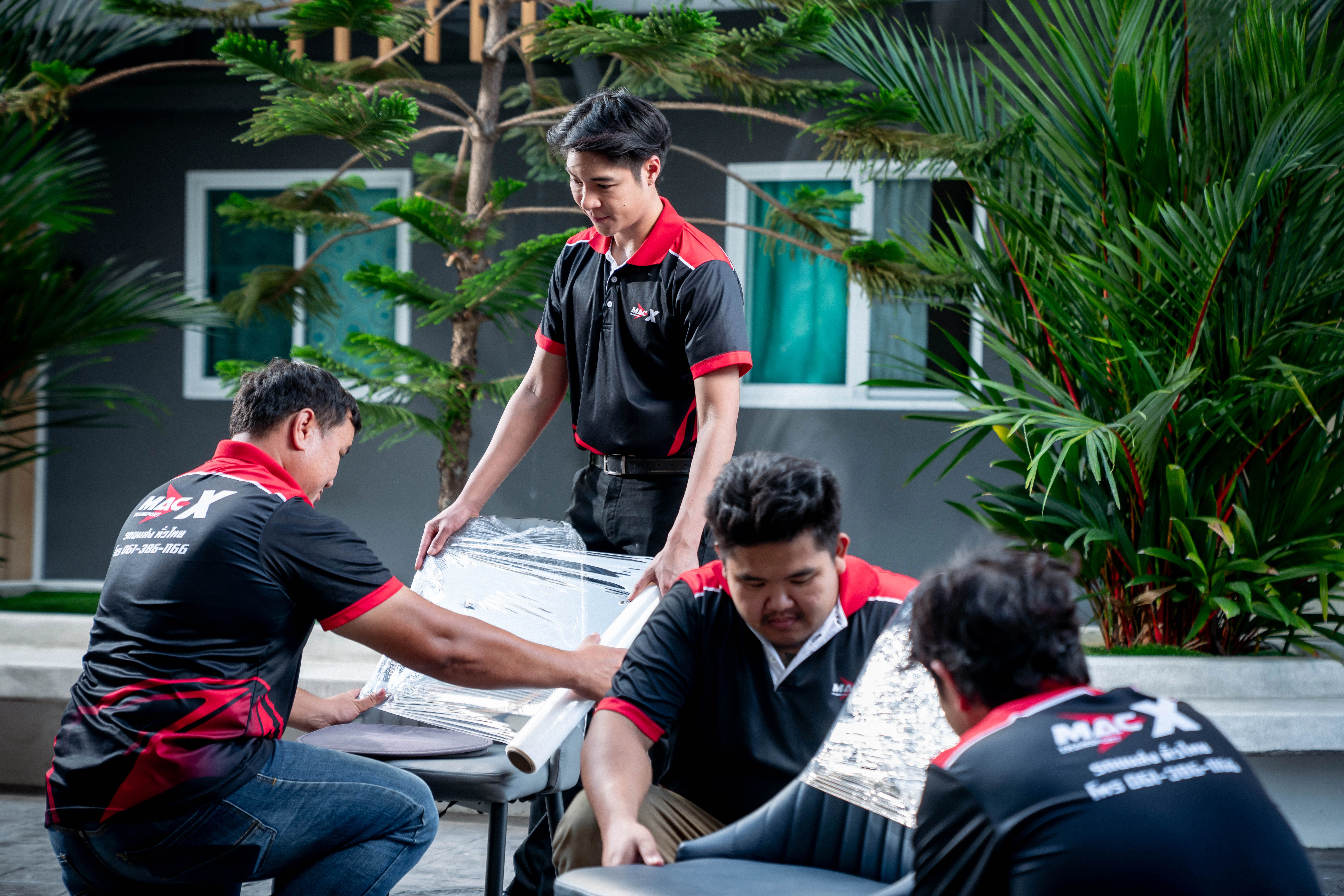 ทีมงาน MacX Transport ห่อฟิล์มเฟอร์นิเจอร์ บริการแพ็คกิ้ง ขนย้ายของอย่างปลอดภัย